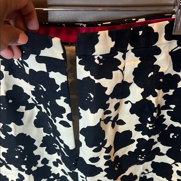 Loft Floral Black and White Floral Skirt size 6 - Picture 11 of 12